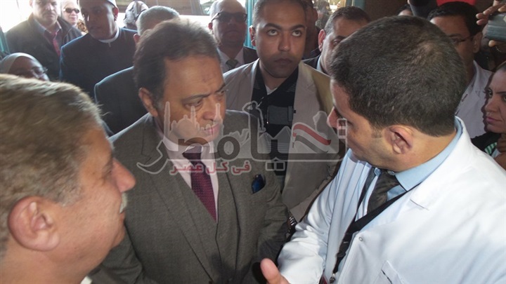 وزير الصحة خلال تفقد مستشفى الاسماعيلية العام يعلن عن دعم المستشفى  بـ10 ملايين جنية