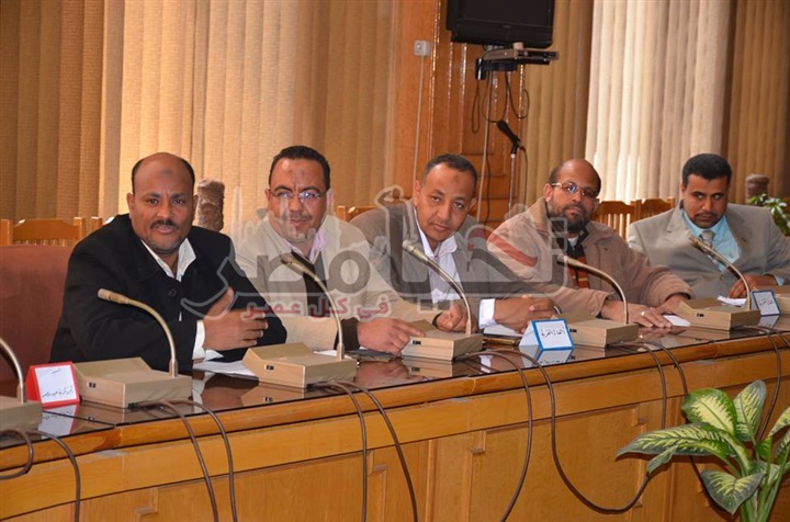 محافظ الاسماعيلية يستقبل مجموعة من مواطنى قرىة "عين غصين" لبحث القضايا الجماهيرية للمواطنيين