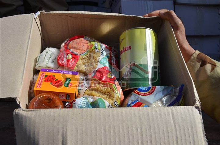بالصور.. القوات المسلحة تقوم بتوزيع 39 ألف كرتونة مواد غذائية على المواطنين بالاسماعيلية
