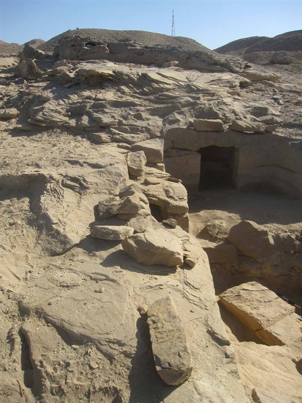  بالصور:اكتشاف 12 مقبرة بمنطقة جبل السلسة في أسوان 