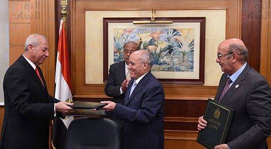 محافظ أسوان يوقع بروتوكول تعاون مع صندوق تحيا مصر 