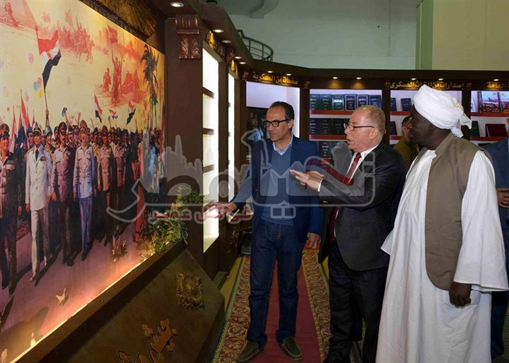 وزير الثقافة المصري ونظيره السوداني يتفقدان معرض الكتاب