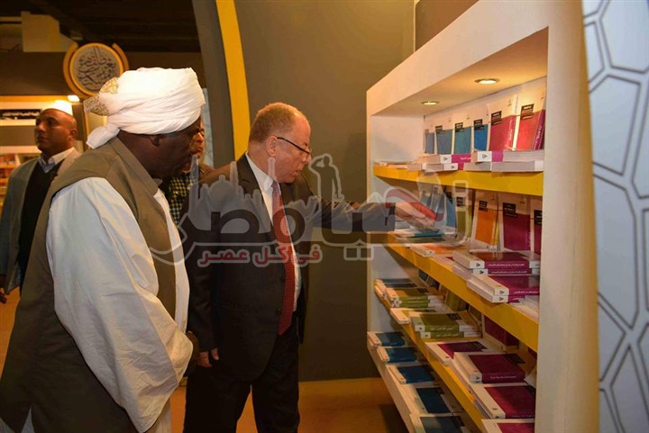 وزير الثقافة المصري ونظيره السوداني يتفقدان معرض الكتاب