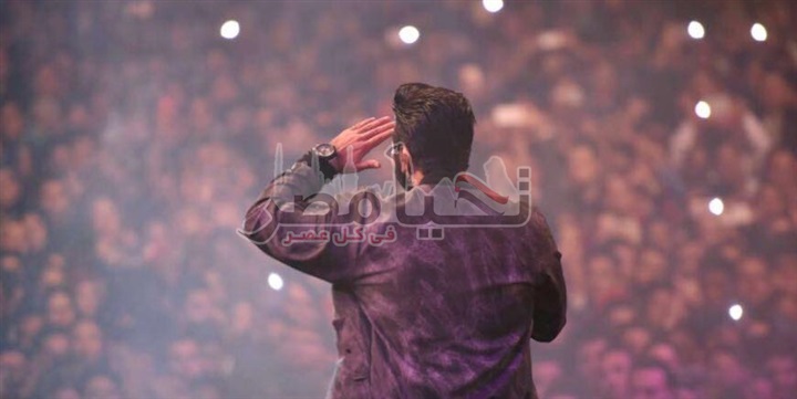 بالصور.. تامر حسني يشعل أول حفلات عيد الحب  