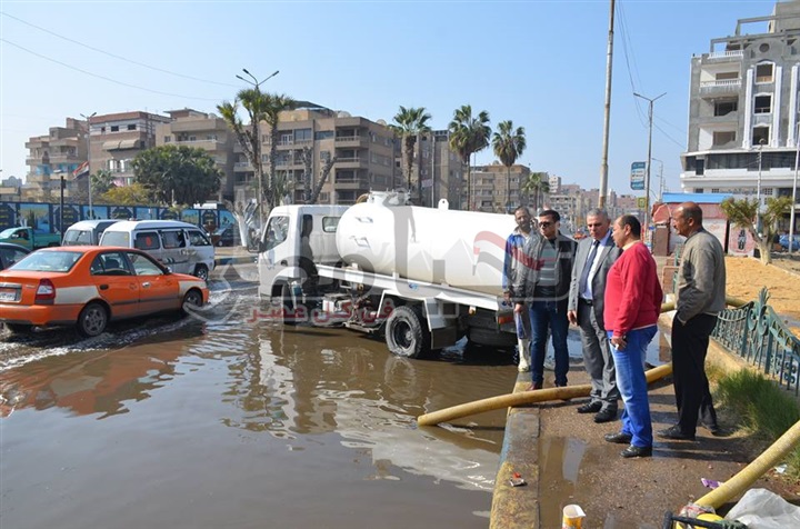 السكرتير العام لمحافظة الاسماعيلية يتابع أعمال السيطرة على مياه الأمطار