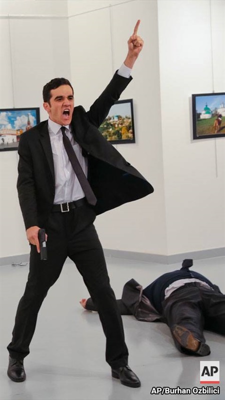 صور قاتل السفير الروسي في تركيا تفوز بجائزة «وورد برس فوتو»