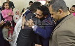 بالصور.. أحمد فلوكس يحقق أمنية أحد معجبيه بحضور حفل زفافه