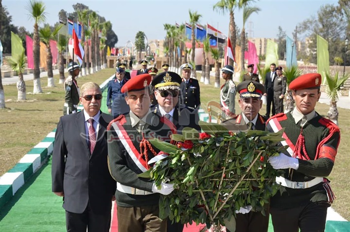 قائد الجيش الثانى ومحافظ الاسماعيلية ومدير الأمن يضعون أكاليل الزهور على النصب التذكارى بمناسبة يوم الشهيد