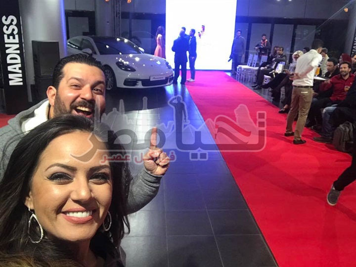 لأول مرة في مصر هاني البحيري يطلق عرض أزيائه مع سيارة "بورشه"