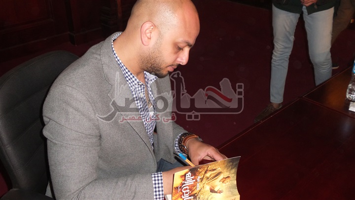 بالصور.. توقيع كتاب "أرض الإله" للكاتب أحمد مراد بمعهد الإعلام بأكاديمية الشروق
