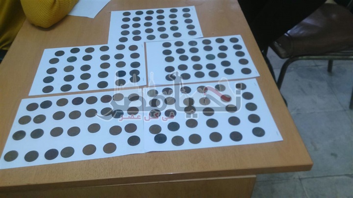 بالصور.. مصادرة 150 عملة معدنية اثرية تابعة لدولة فلسطين بضائع بالمطار قادمة من تل ابيب