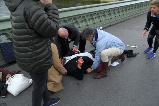 بالصور.. ننشر تفاصيل حادثي الدهس والطعن الإرهابى في محيط البرلمان البريطاني
