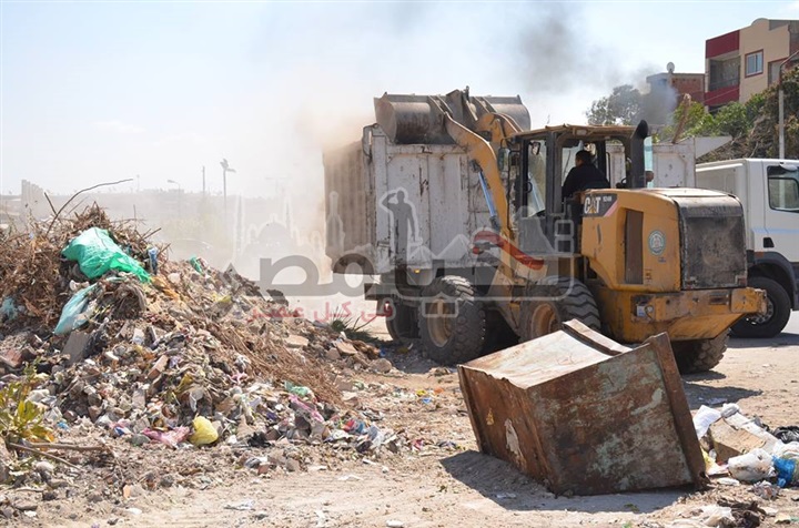 بالصور.. حملة مكبرة لرفع وازالة القمامة والمخلفات بحى ثالث الإسماعيلية 