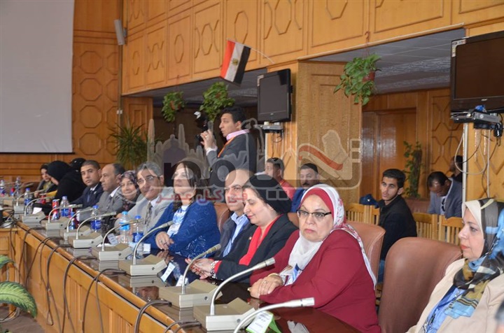 رئيس جامعة عين شمس وعمداء الكليات على رأس قافلة التنمية الشاملة للجامعة بعزبة "عطية الناظر" بالإسماعيلية