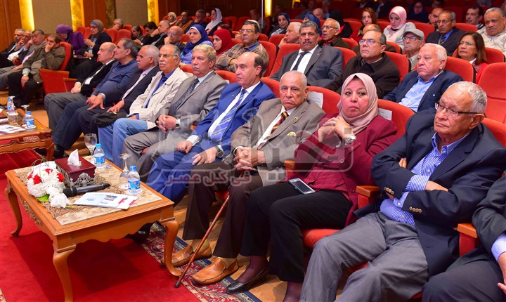 بالصور.. مميش يلتقي عدداً الوزراء السابقين وكبار المهندسين أعضاء جمعية خريجي كلية الهندسة بجامعة الإسكندرية