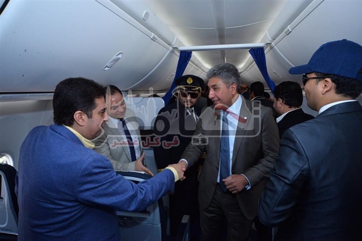 وزير الطيران يستقبل طائرة جديدة لمصرللطيران تحمل شعار ٨٥ عاما علي انشاء الشركة