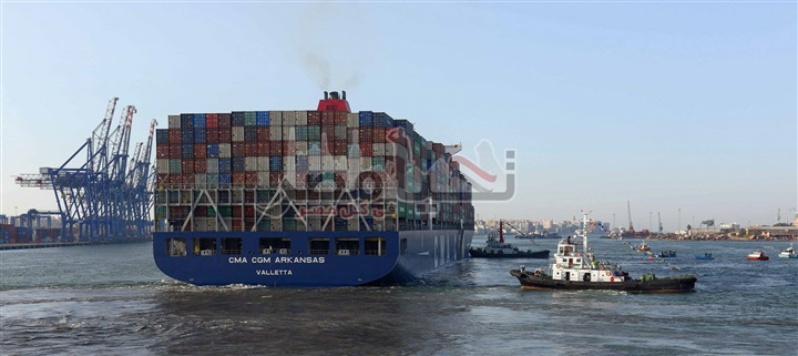 بالفيديو.. لأول مرة دخول سفينة الحاويات العملاقة "CMA CGM ARKANSAS" إلى ميناء غرب بورسعيد
