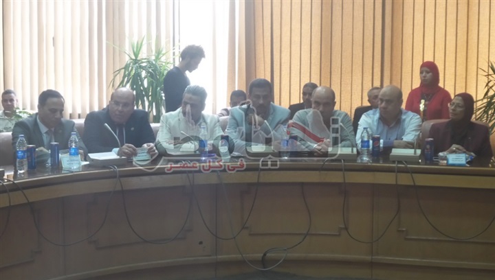 محافظ الإسماعيلية يجتمع بتحالف الأحزاب ونواب البرلمان بحضور نائبة وزير الزراعة