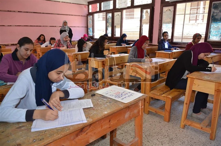 محافظ الإسماعيلية يتفقد لجان امتحانات  نهاية العام الدراسى للشهادتين الابتدائية والاعدادية