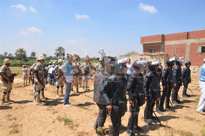 محافظ ومدير أمن الإسماعيلية على رأس حملة لإزالة التعديات على 13160 متر بمركز أبوصوير