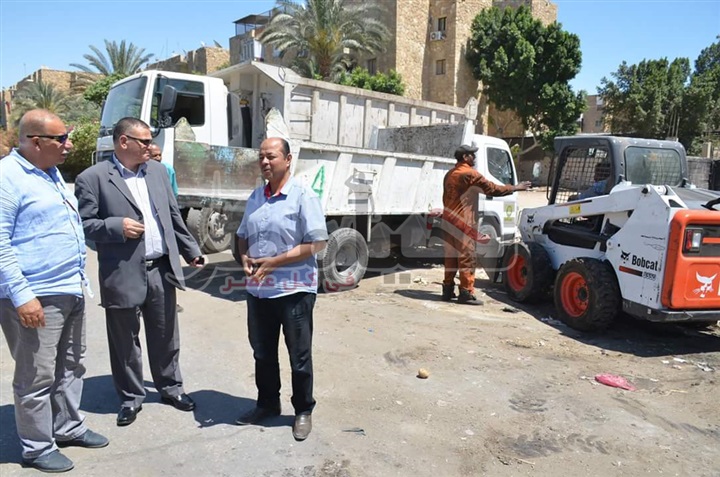 السكرتير العام المساعد بالإسماعيلية يتابع حملات رفع القمامة والمخلفات بحى ثالث