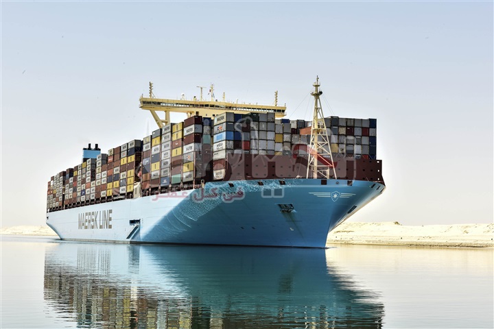 مميش يصعد على اكبر سفينة حاويات فى العالم خلال عبورها لقناة السويس الجديدة