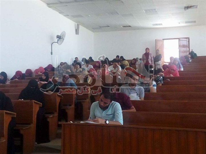 بالصور .. نائب رئيس جامعة قناة السويس يتفقد لجان امتحانات الجامعة