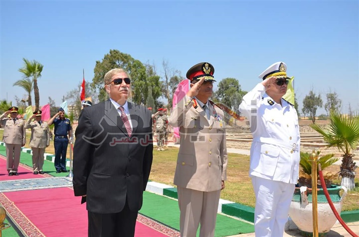 قائد الجيش الثانى ومحافظ الإسماعيلية ومدير الأمن يضعون أكاليل الزهور على النصب التذكارى