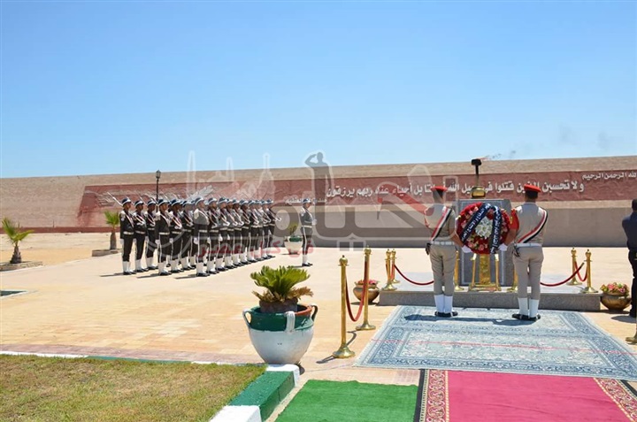 قائد الجيش الثانى ومحافظ الإسماعيلية ومدير الأمن يضعون أكاليل الزهور على النصب التذكارى