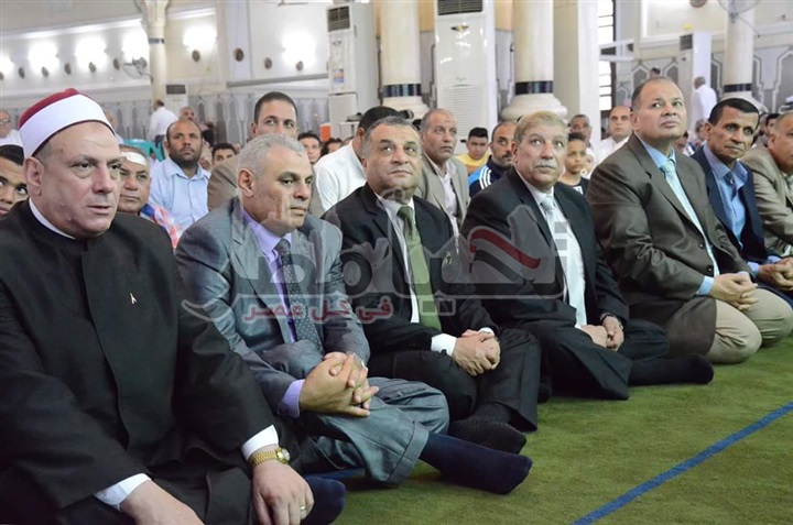 محافظ الإسماعيلية ومدير الأمن يؤدون صلاة عيد الفطر المبارك بمسجد أبو بكر الصديق