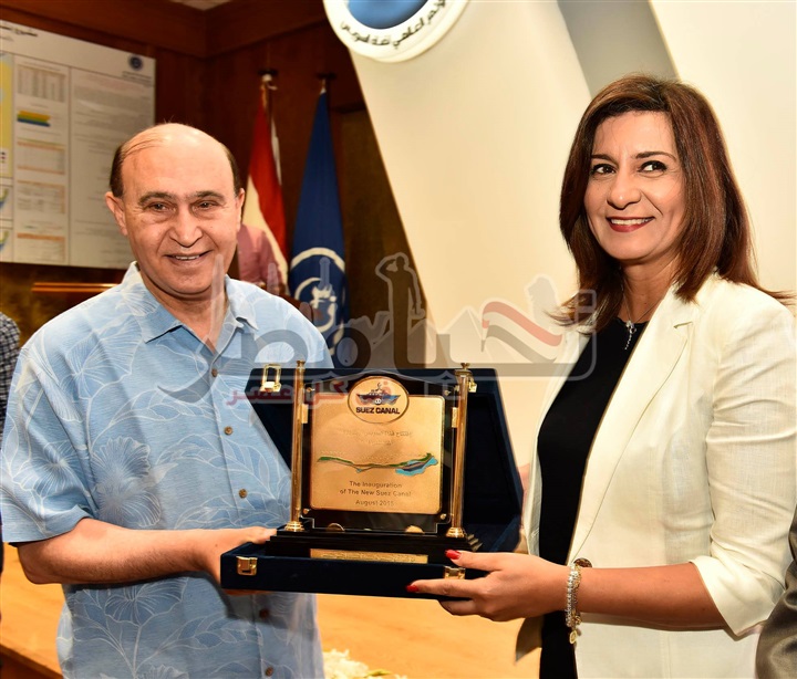 بالصور.. مميش يستقبل الدكتورة نبيلة مكرم وزيرة الهجرة وأعضاء النادي الثقافي المصري الأمريكي