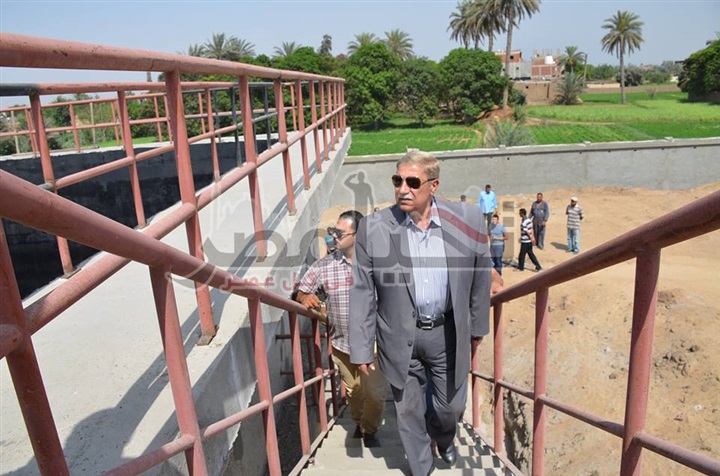محافظ الإسماعيلية يتفقد مشروع الصرف الصحى بمنطقة "السبع آبار" بمركز أبوصوير
