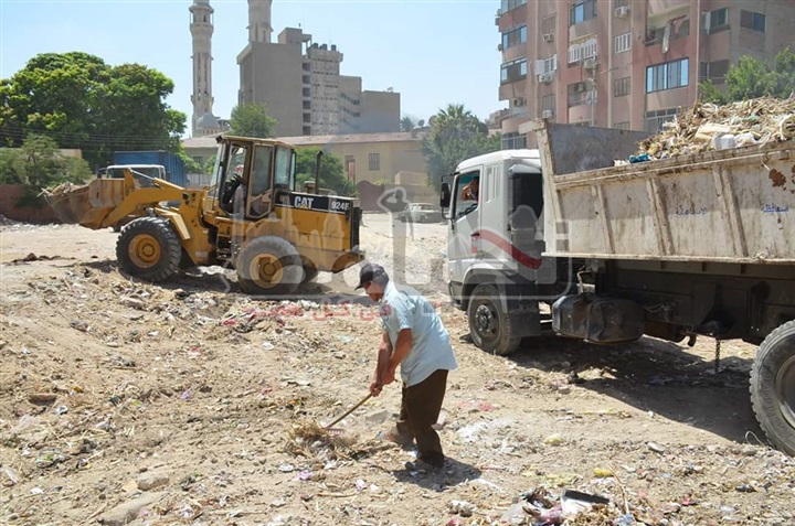 السكرتير العام والسكرتير العام المساعد لمحافظة الإسماعيلية يتابعان حملات النظافة العامة بحى أول