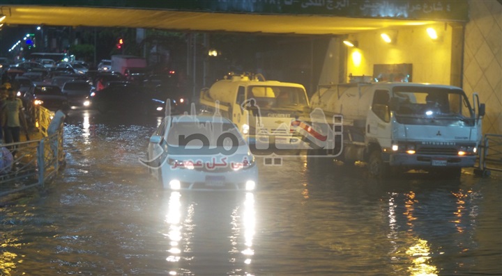 بالفيديو والصور.. سيارات الطوارىء تبدء فى سحب المياه بنفق "الممر" بالإسماعيلية
