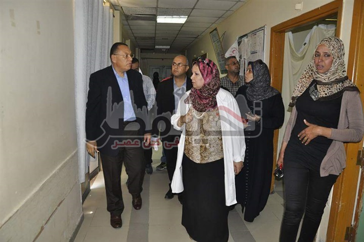 "غراب" خلال جولتة داخل مستشفى جامعة قناة السويس يطلب من كافة الاطباء بالتواجد على مدار اليوم