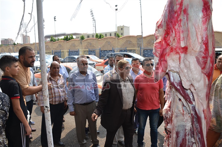 محافظ الإسماعيلية يواصل جولاته الميدانية لمتابعة عمل المجازر ومنافذ وشوادر بيع اللحوم