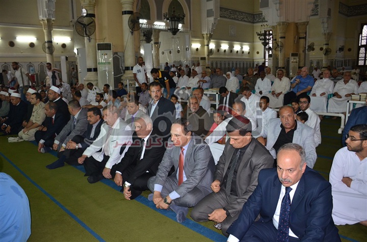 محافظ ومدير أمن الإسماعيلية يؤدون شعائر صلاة عيد الاضحى بمسجد أبوبكر الصديق