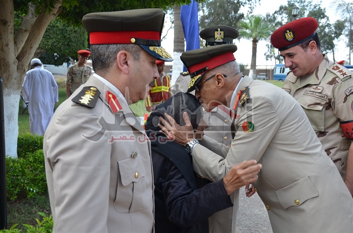قائد الجيش الثانى الميدانى ومحافظ ومدير أمن الإسماعيلية يضعون أكاليل الزهور على النصب التذكارى