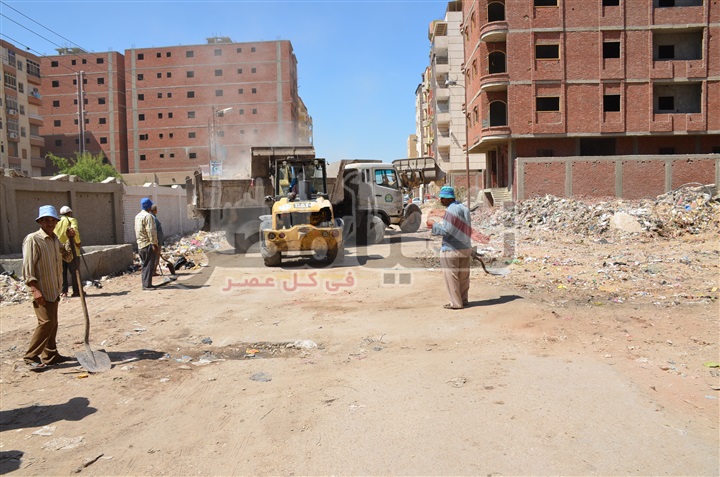بالصور.. السكرتير العام لمحافظة الإسماعيلية يتابع حملة النظافة بحى ثان