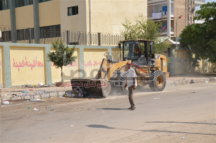 السكرتيران العام والمساعد لمحافظة الإسماعيلية يتابعان أعمال النظافة والتطوير فى أماكن تجمعات المدارس