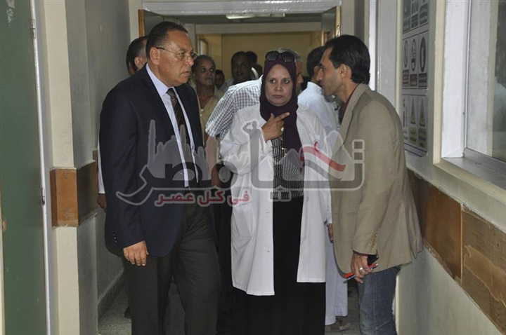 رئيس جامعة قناة السويس يؤكد على ضرورة تواجد كبار الأطباء العيادات الخارجية بالمستشفى الجامعى