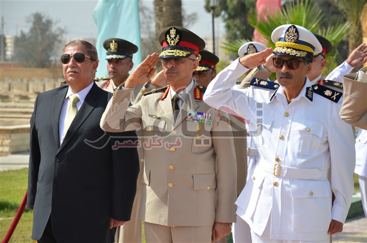 قائد الجيش الثانى الميدانى ومحافظ ومدير أمن الإسماعيلية يضعون أكاليل الزهور على النصب التذكارى