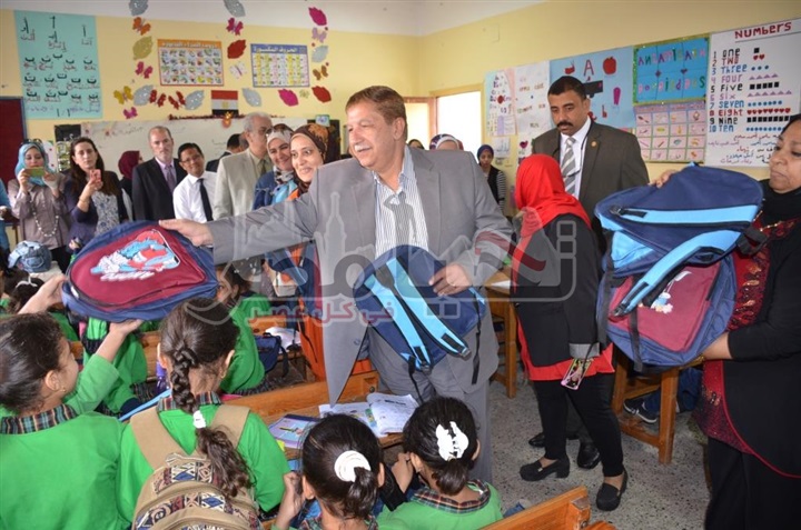 توزيع 1000 شنطة مدرسية مهداه من احدى شركات الادوية لتلاميذ الابتدائى بمدارس الإسماعيلية