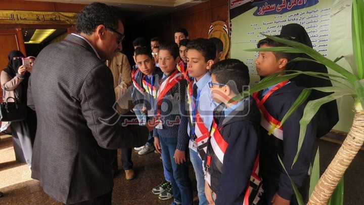 بالصور.. بمناسبة عيد الشرطة مدير أمن الإسماعيلية يستقبل عدد من طلاب مدرسة "طه حسين"