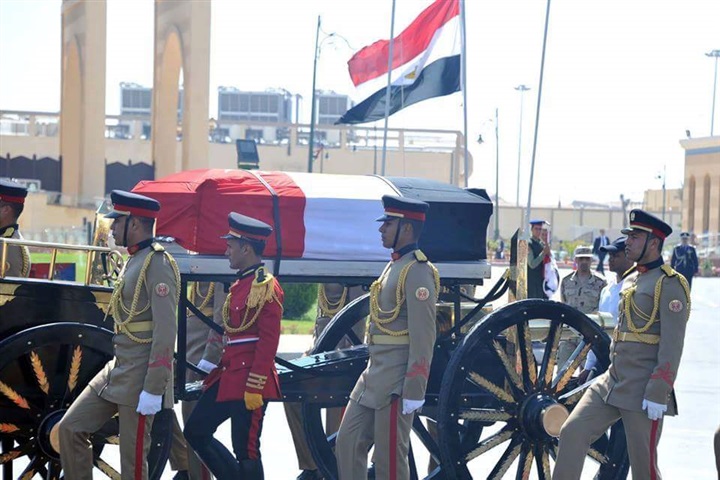 السيسى يتقدم جنازة رئيس أركان حرب القوات المسلحة الأسبق الفريق "صفى الدين أبوشناف"