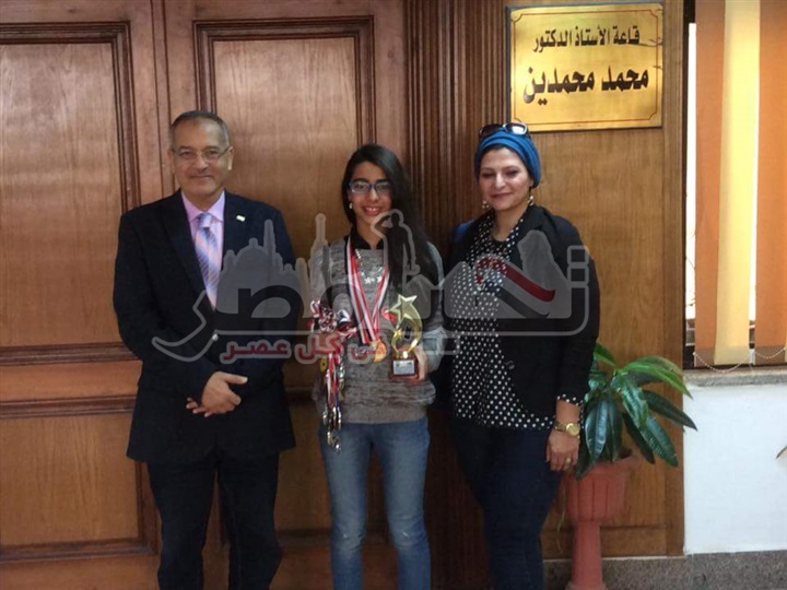 جامعة قناة السويس تكرم ابنة الإسماعيلية بطلة سباحة الزعانف "فجر اسامة"