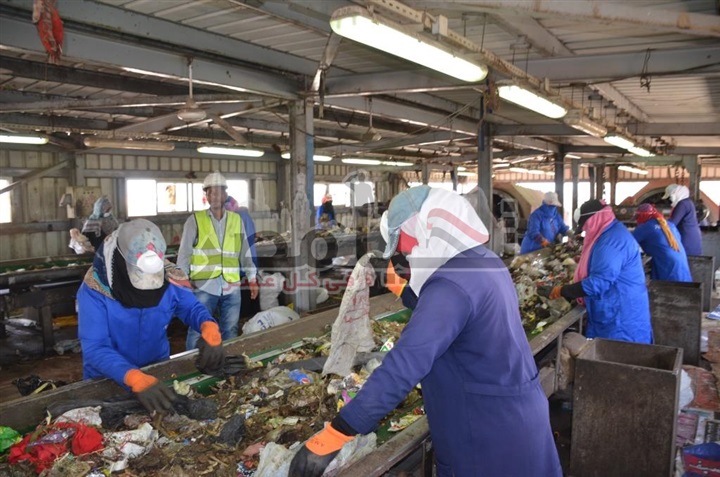 بالفيديو والصور.. محافظ الإسماعيلية يتفقد مصنع تدوير القمامة بمنطقة أبوبلح