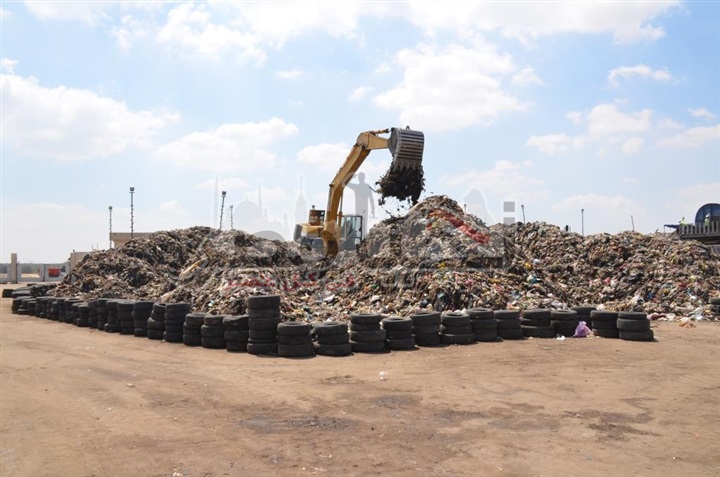 بالفيديو والصور.. محافظ الإسماعيلية يتفقد مصنع تدوير القمامة بمنطقة أبوبلح