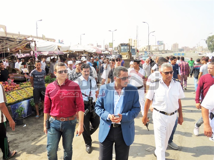 بالفيديو والصور.. مدير أمن الإسماعيلية يشرف على حملة إزالة الإشغالات فى سوق "الجمعة" وسوق "بورسعيد"
