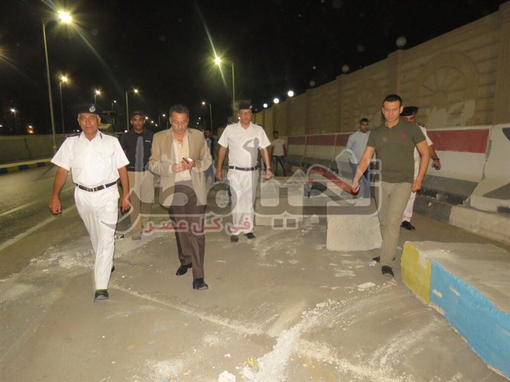 مدير أمن الإسماعيلية يشرف على نقل الحواجز الخرسانية فى شارع "محمد على"